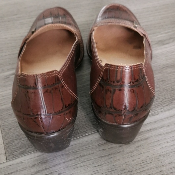 Clarks womens Artisan brown leather crocodile embossed loafer. Size 10M - Picture 6 of 7
